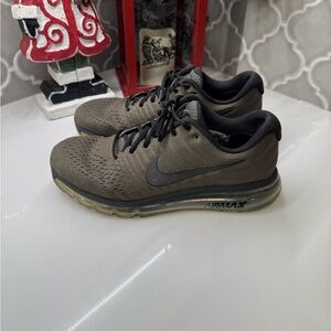 Men’s Olive Green Nike Air Max 2017 Running Shoes size 10.5